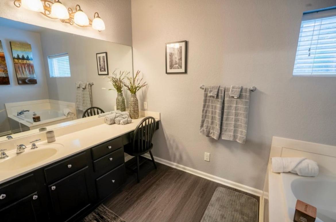 Brooklynn'S Bay, Elegant Lakefront Condo Retreat Hot Springs Buitenkant foto
